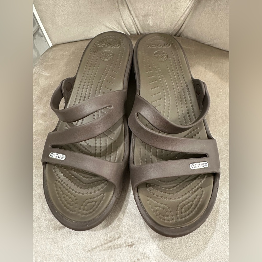 CROCS Patricia Wedge Comfort Open Toe Slide Strappy Sandals Women’s Sz 8 Brown